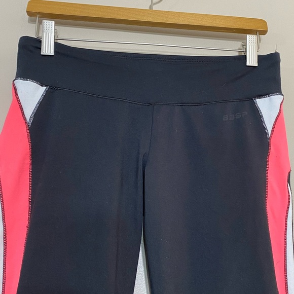 BEBE SPORT || Athletic woman’s Capris size medium - Picture 5 of 6